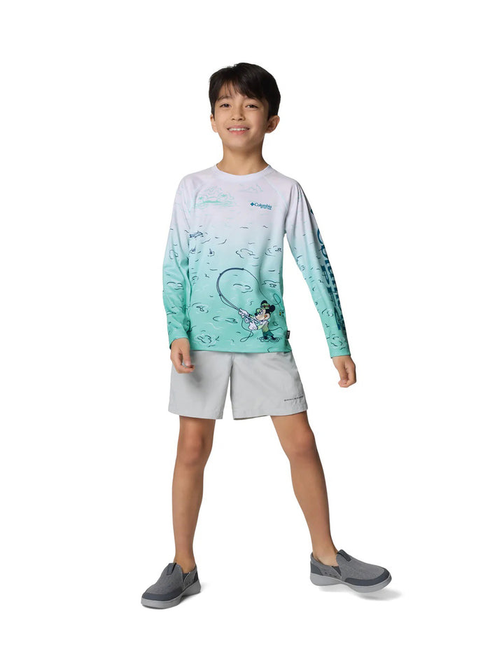 Niño vistiendo playera Columbia de manga larga con degradado de blanco a turquesa y estampado de pesca.