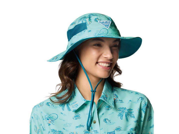 Sombrero Columbia Disney Booney color azul claro con estampado, banda de malla azul y cordón ajustable.