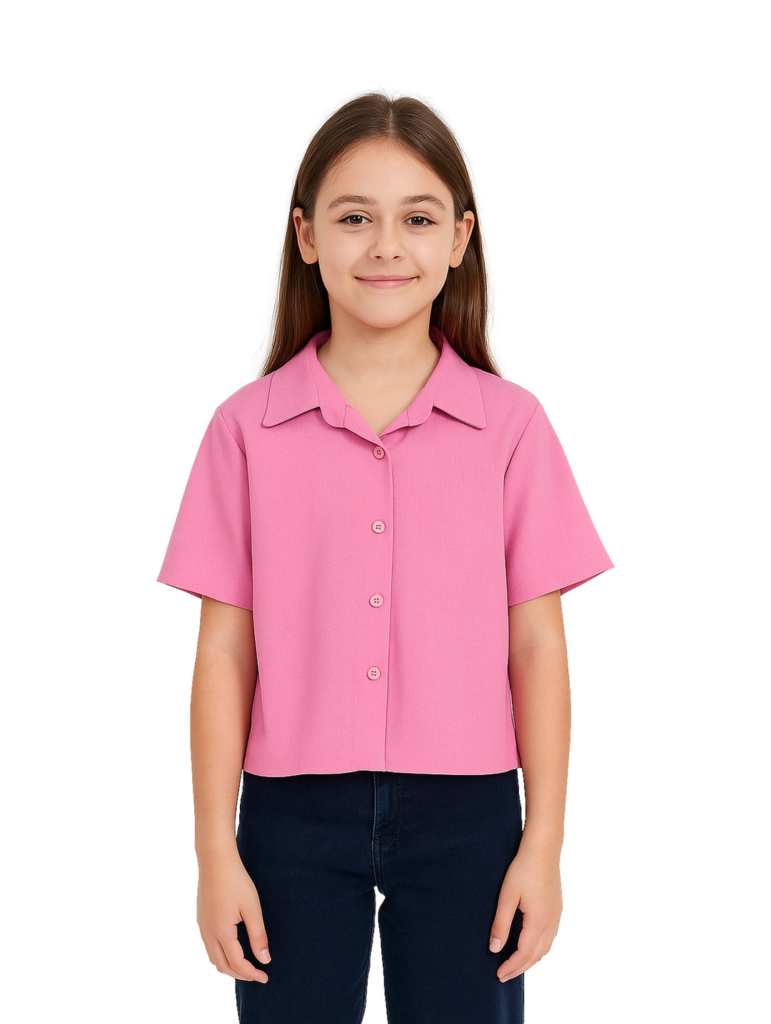 Niña vistiendo una camisa rosa de manga corta con botones y cuello.