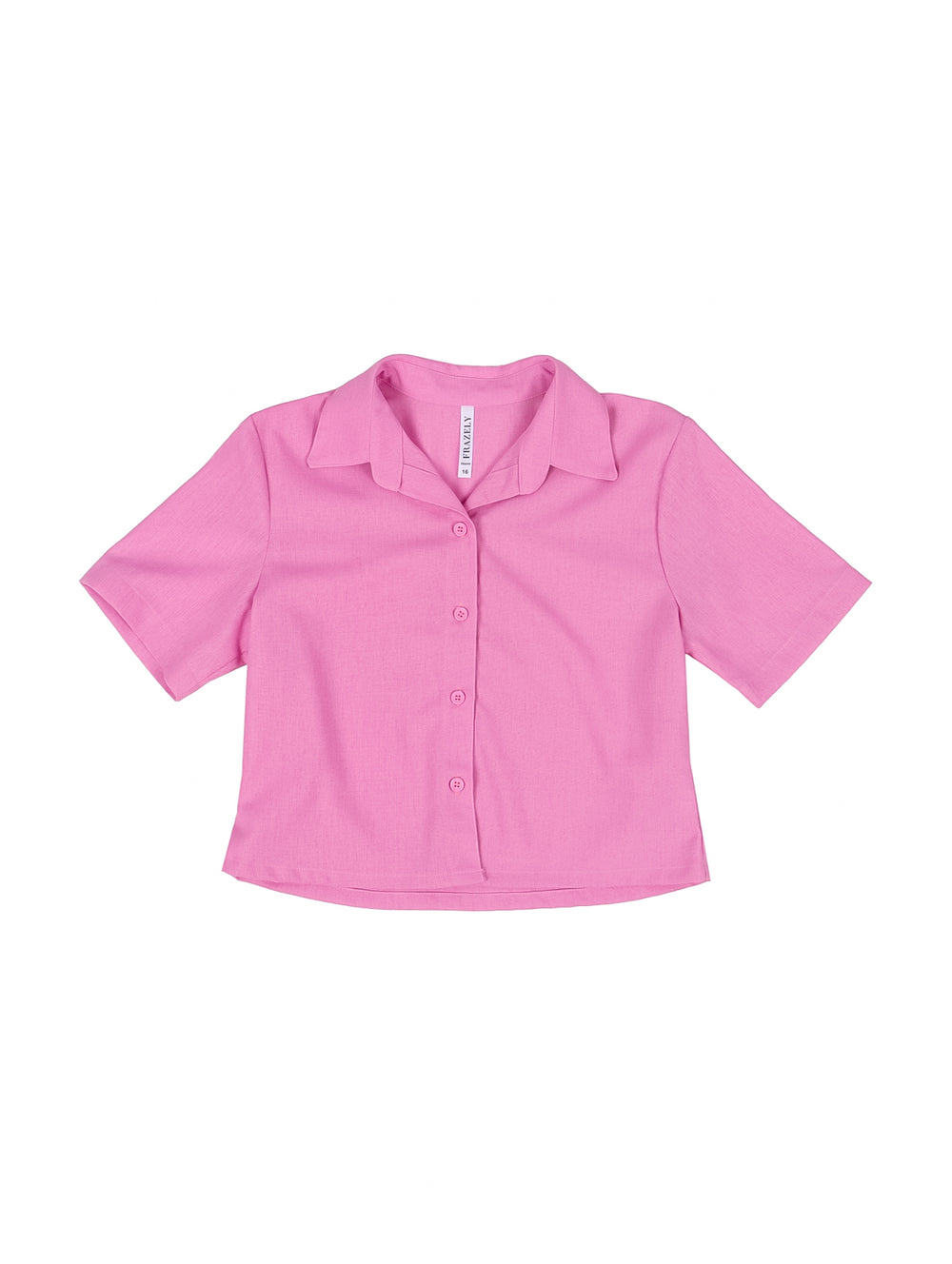 Niña vistiendo una camisa rosa de manga corta con botones y cuello.