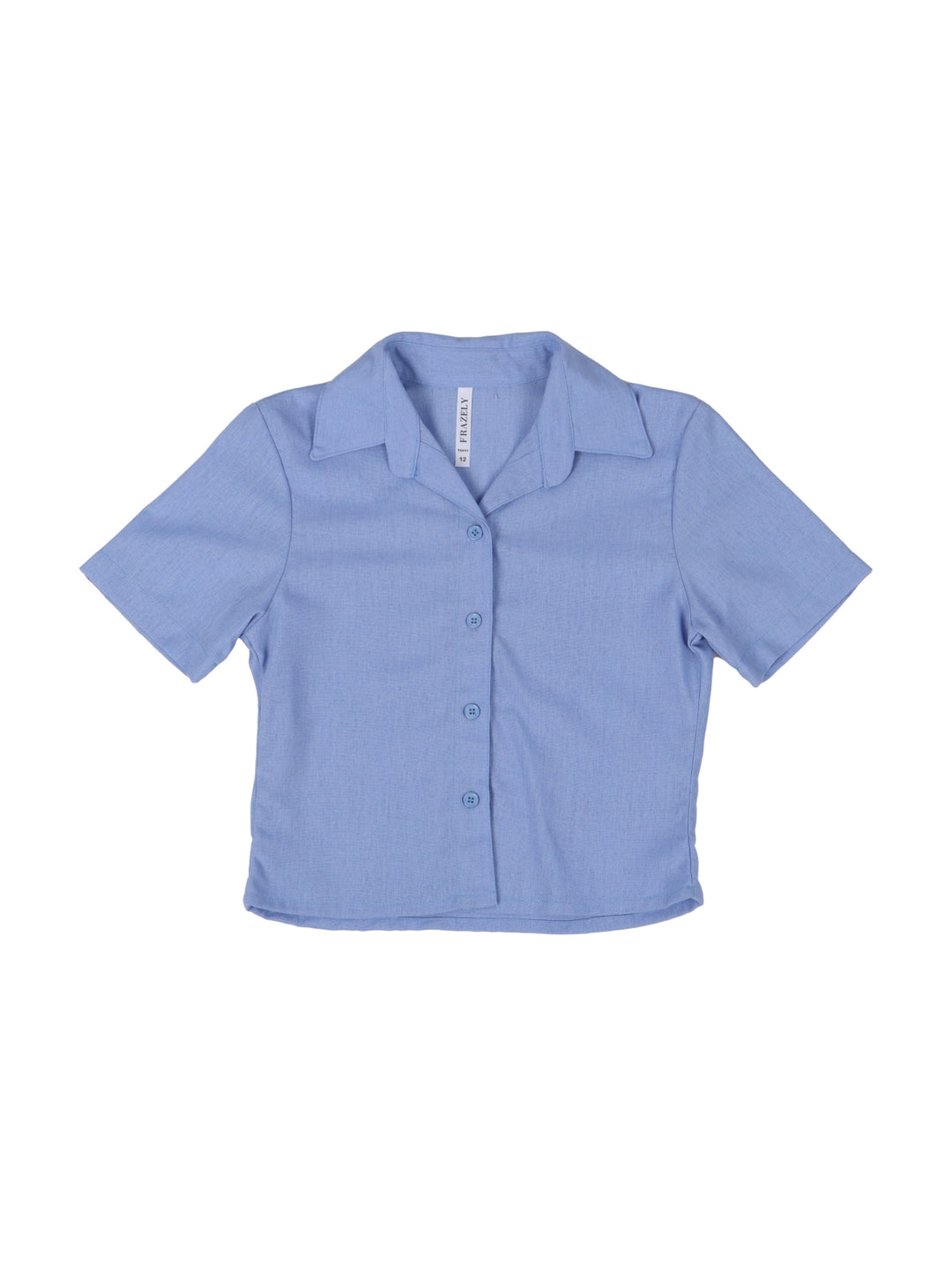 Niña vistiendo una camisa escolar de color azul claro con botones y cuello.