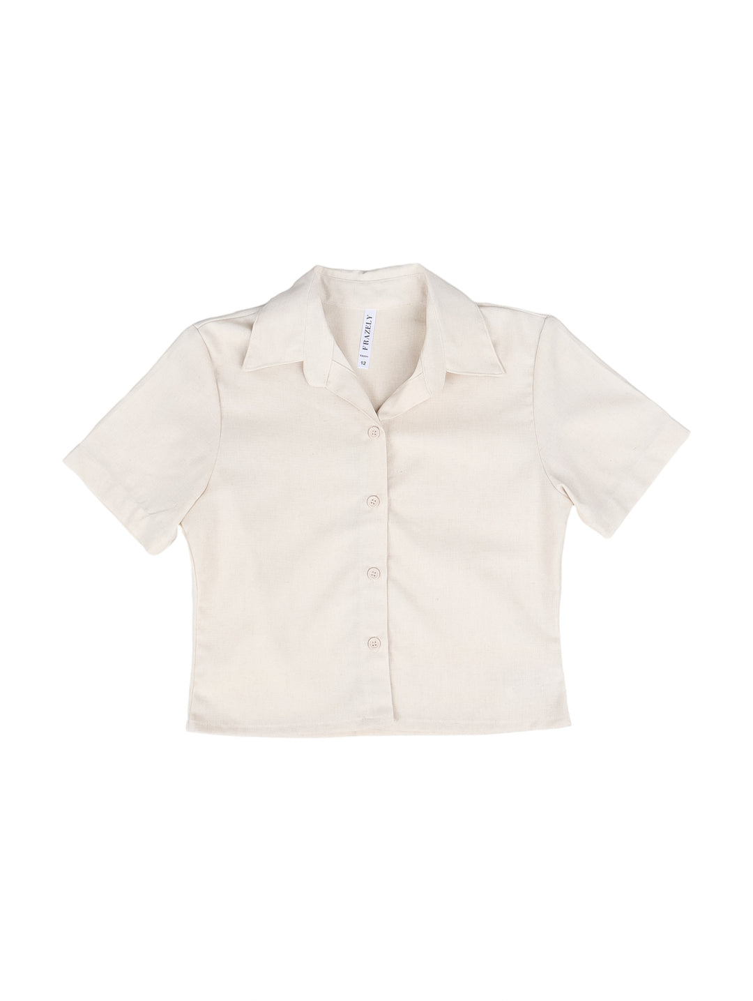 Camisa de lino color arena para niños con manga corta, cuello y cierre frontal de botones.