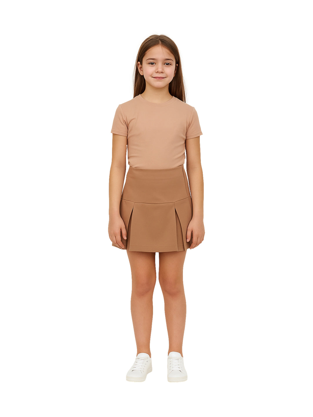 Niña vistiendo una falda plisada color café y camiseta a juego sobre fondo blanco.