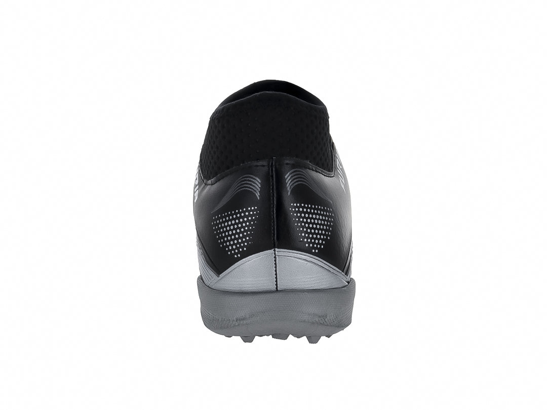 Zapato de fútbol Furia en color negro con franjas plateadas y cuello tipo calcetín.