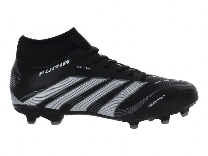 Calzado de fútbol marca FURIA en color negro con tres franjas plateadas laterales y cuello elástico.