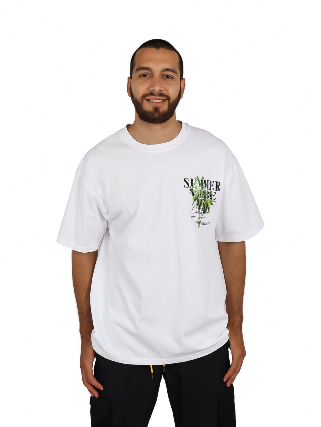 Hombre vistiendo playera blanca oversize de manga corta con estampado en el pecho.