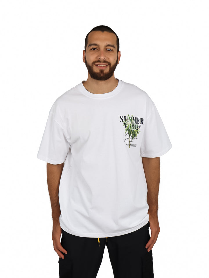 Hombre vistiendo playera blanca oversize de manga corta con estampado en el pecho.