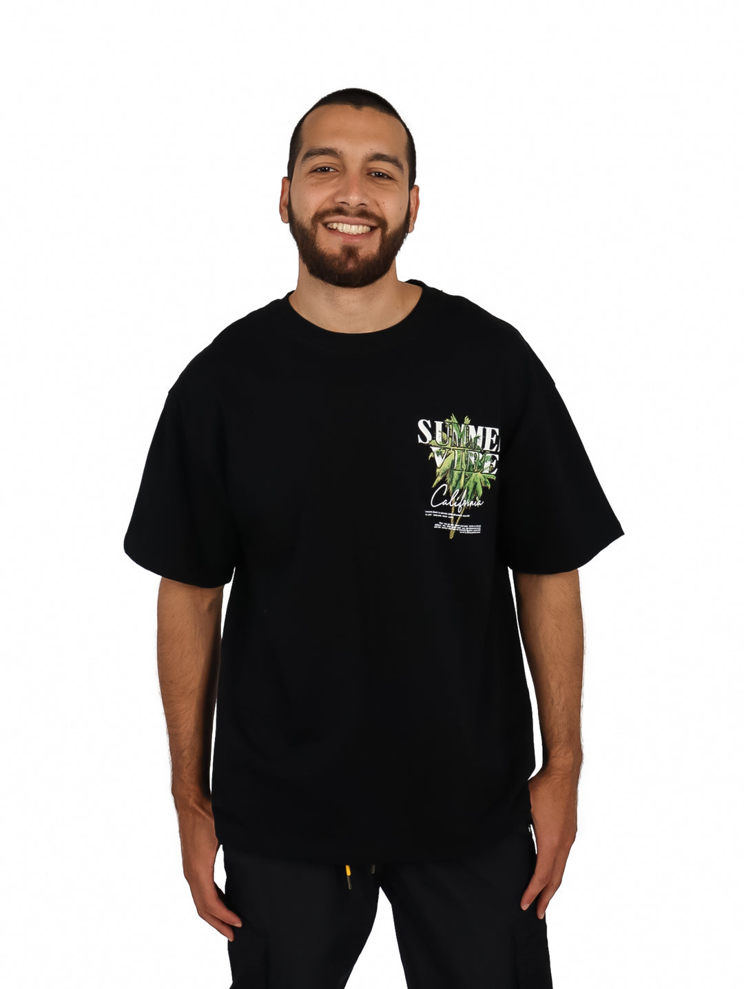 Hombre vistiendo una playera negra de manga corta con un estampado gráfico en el pecho.