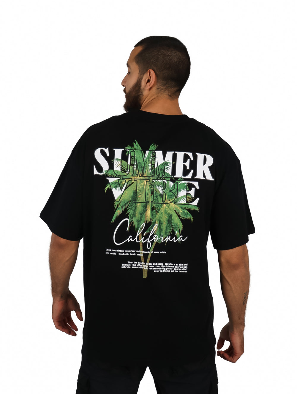 Hombre vistiendo una playera negra de manga corta con un estampado gráfico en el pecho.