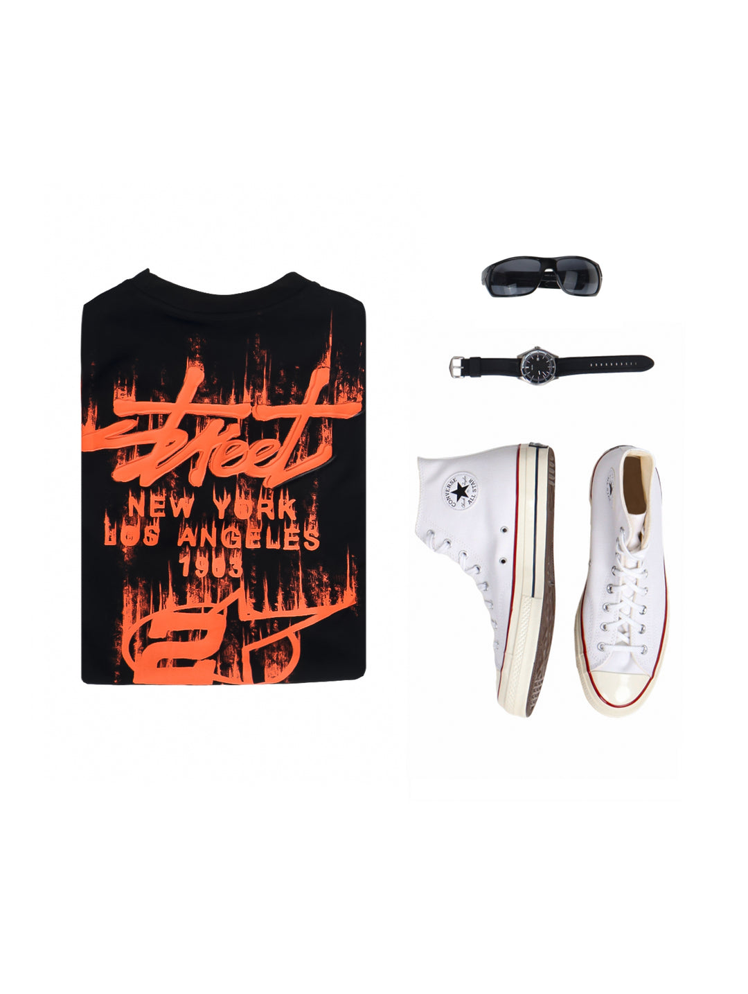 Hombre vistiendo playera oversize color negro con logo rojo en el pecho.