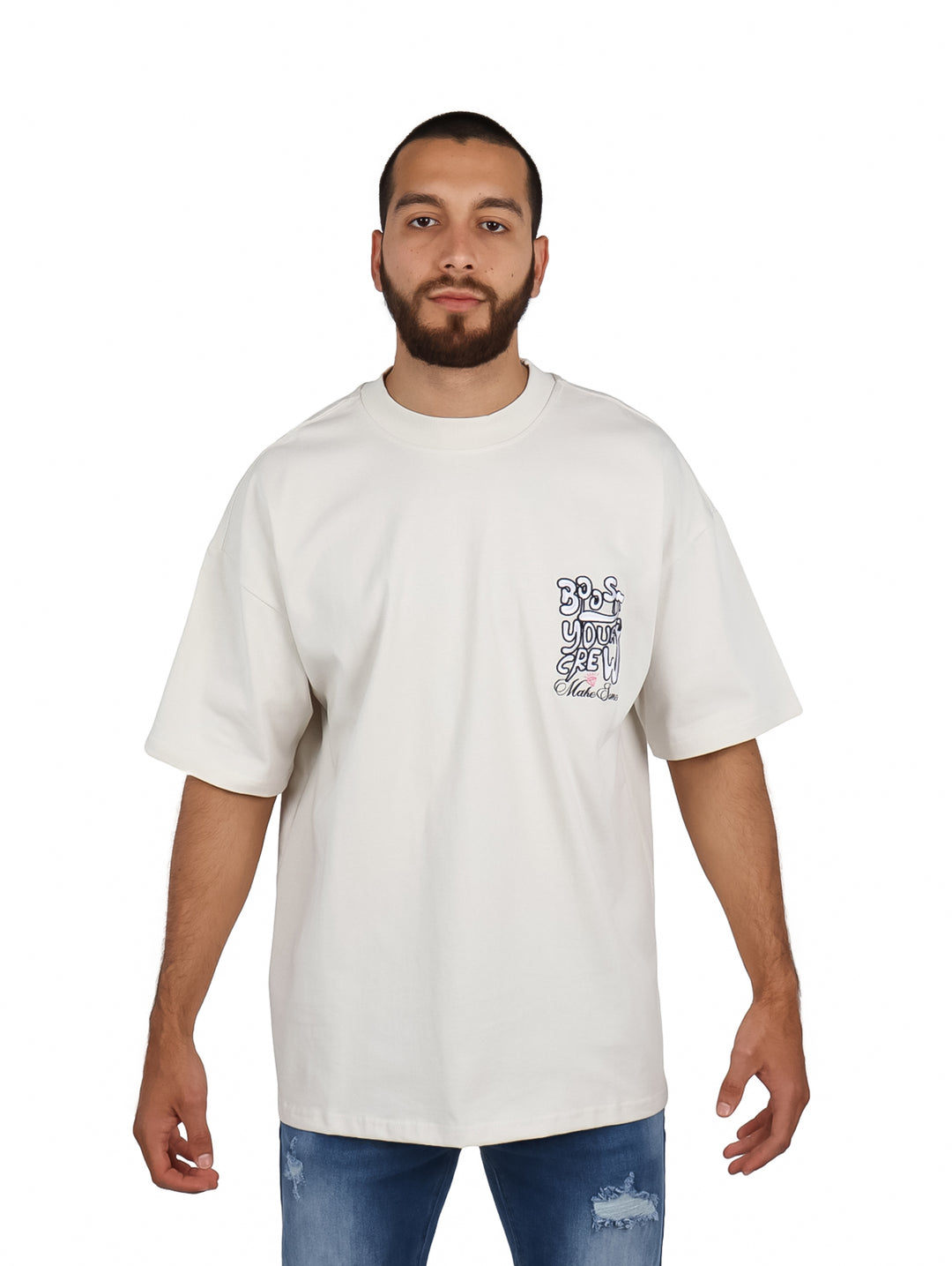 Hombre vistiendo playera oversize color arena con logo en el pecho.