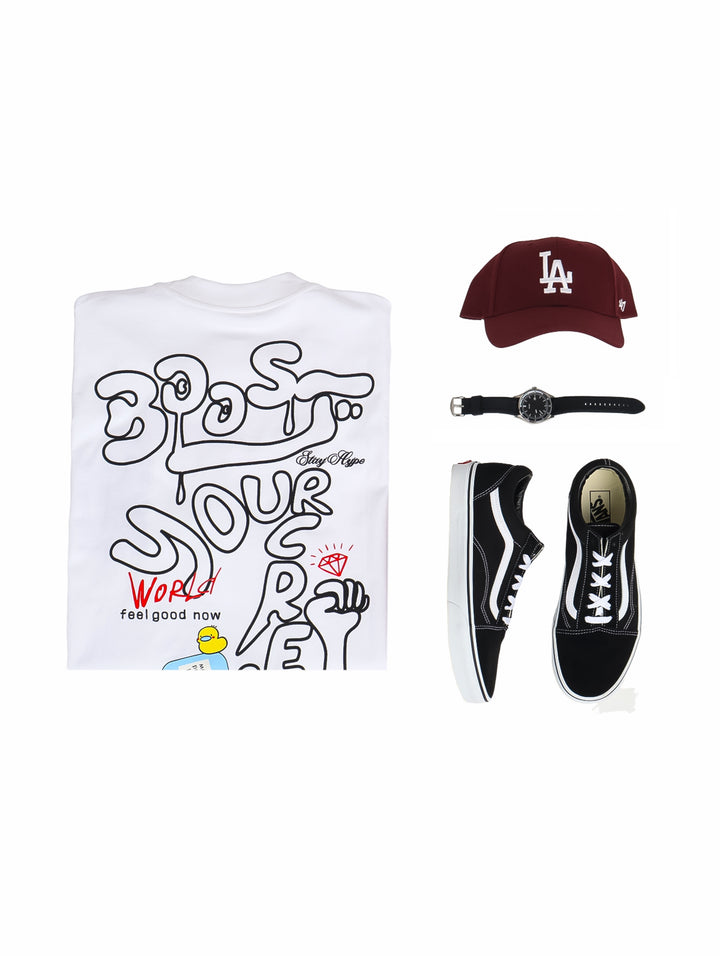 Hombre vistiendo playera oversize color arena con logo en el pecho.