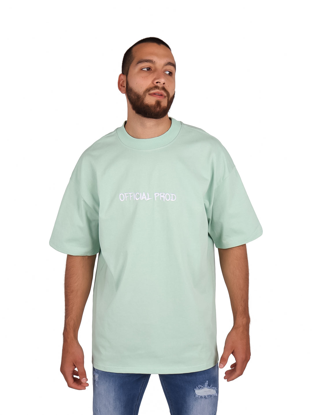 Hombre vistiendo una playera oversize de color menta con logo blanco en el pecho.
