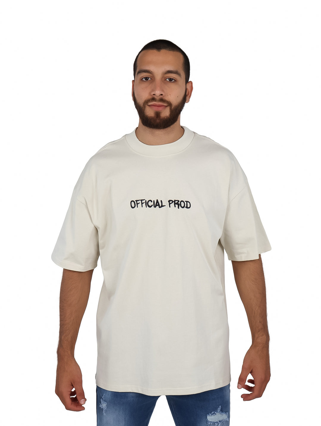 Hombre vistiendo playera oversize color beige con texto &