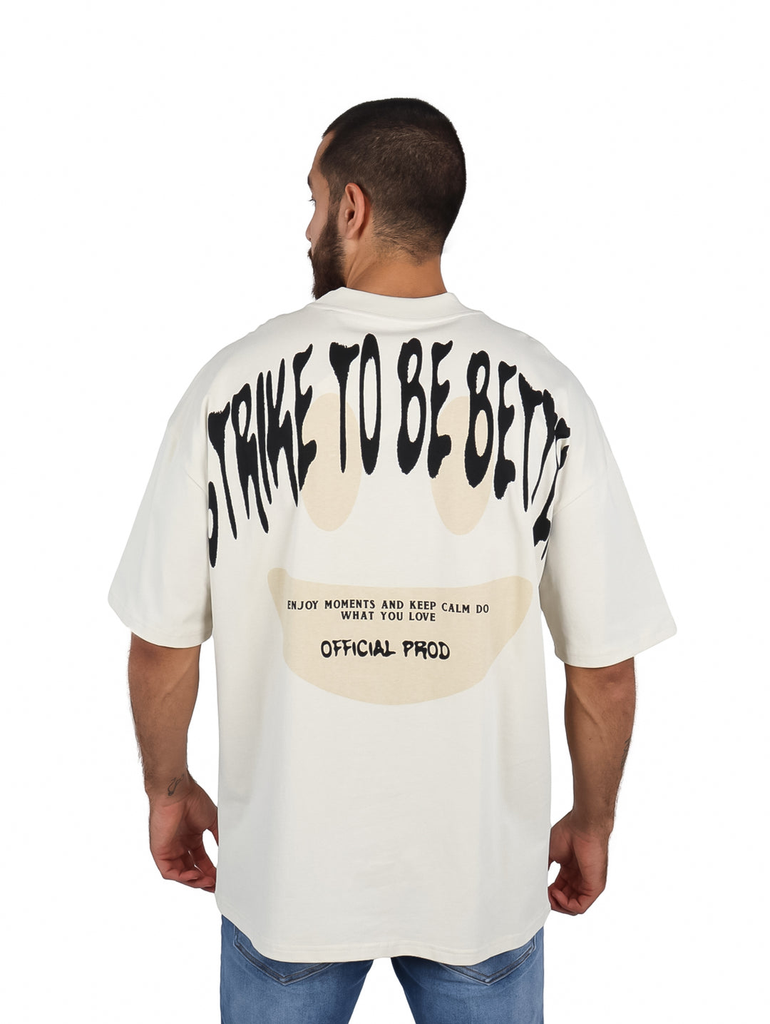 Hombre vistiendo playera oversize color beige con texto &