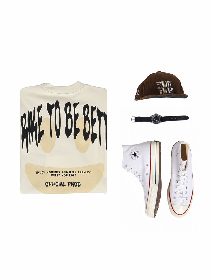 Hombre vistiendo playera oversize color beige con texto &
