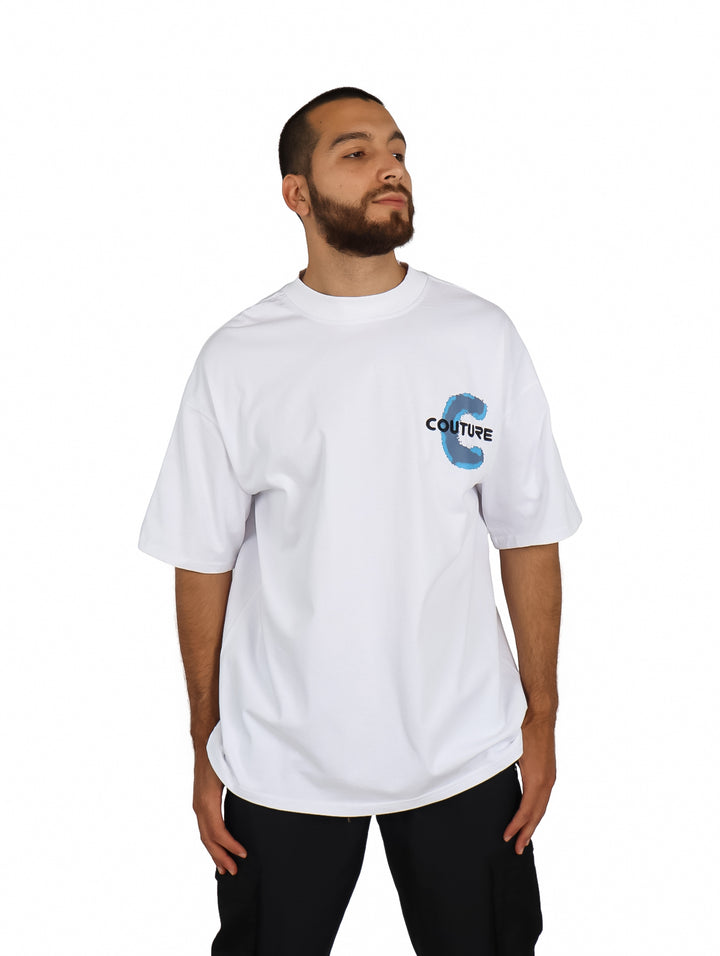 Playera blanca oversize de manga corta con logo azul en el pecho.