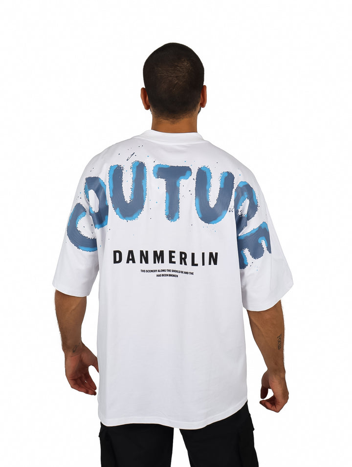 Playera blanca oversize de manga corta con logo azul en el pecho.