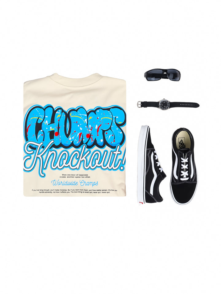 Hombre vistiendo playera oversize color beige con logotipo azul en el pecho.