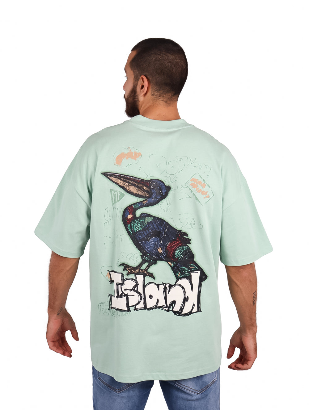 Hombre vistiendo playera oversize color menta de manga corta con un pequeño logo en el pecho.