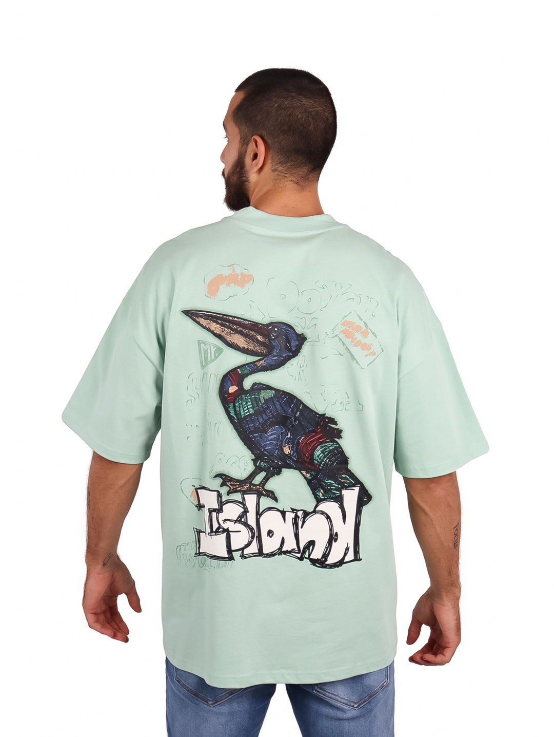 Hombre vistiendo playera oversize color menta de manga corta con un pequeño logo en el pecho.