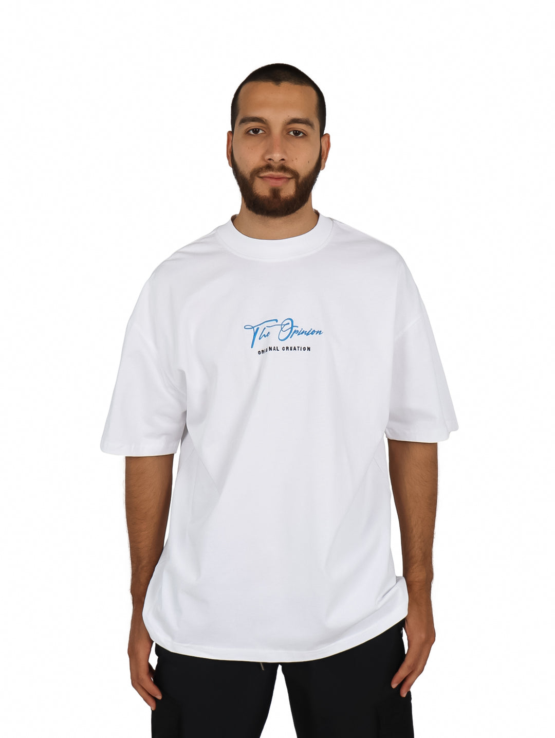 Playera blanca oversize de manga corta con logotipo azul en el centro del pecho.