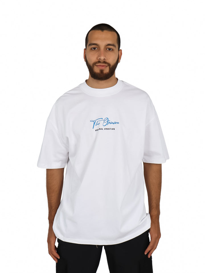 Playera blanca oversize de manga corta con logotipo azul en el centro del pecho.