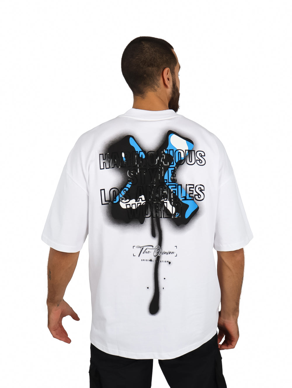 Playera blanca oversize de manga corta con logotipo azul en el centro del pecho.