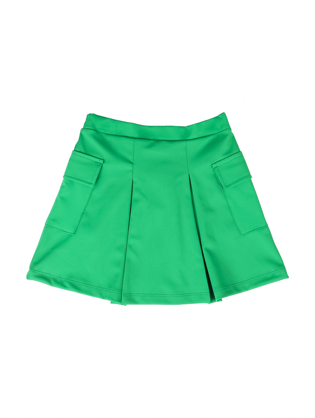 Falda corta color verde con pliegues y bolsillos laterales tipo cargo para niña.