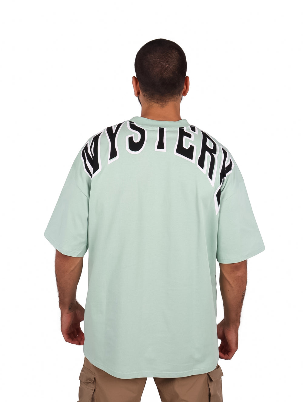Hombre vistiendo playera oversize color menta con bolsillo frontal y cuello redondo.