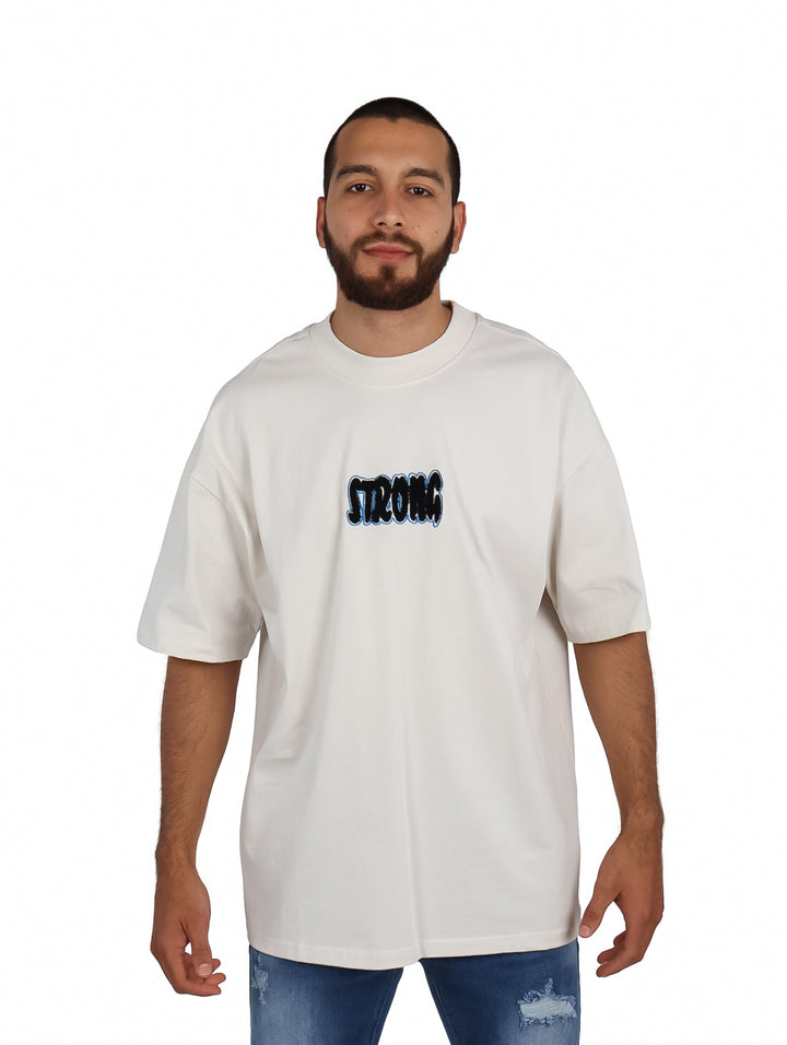 Hombre vistiendo playera oversize color beige con logo &
