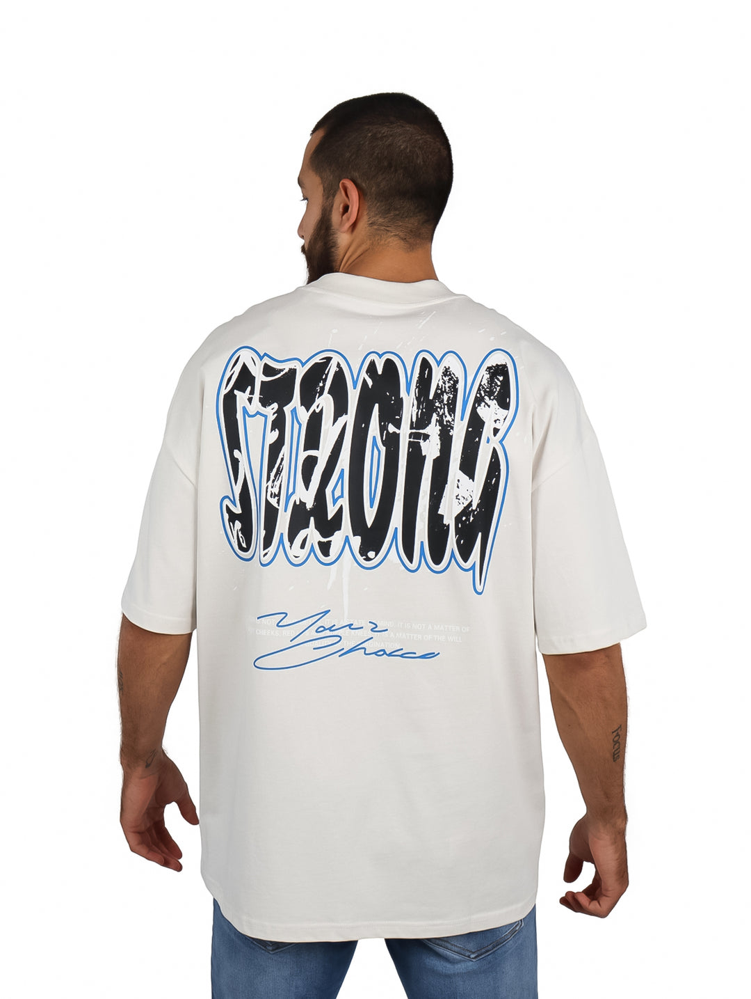 Hombre vistiendo playera oversize color beige con logo &