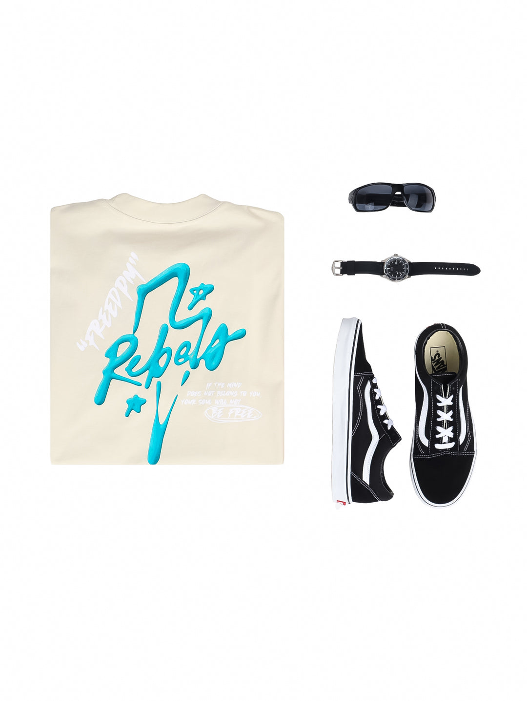 Hombre vistiendo playera oversize color arena con logo azul en el pecho.