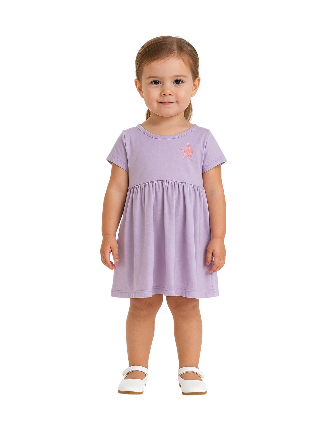 Niña con vestido corto color lila y detalle de estrella rosa en el pecho.