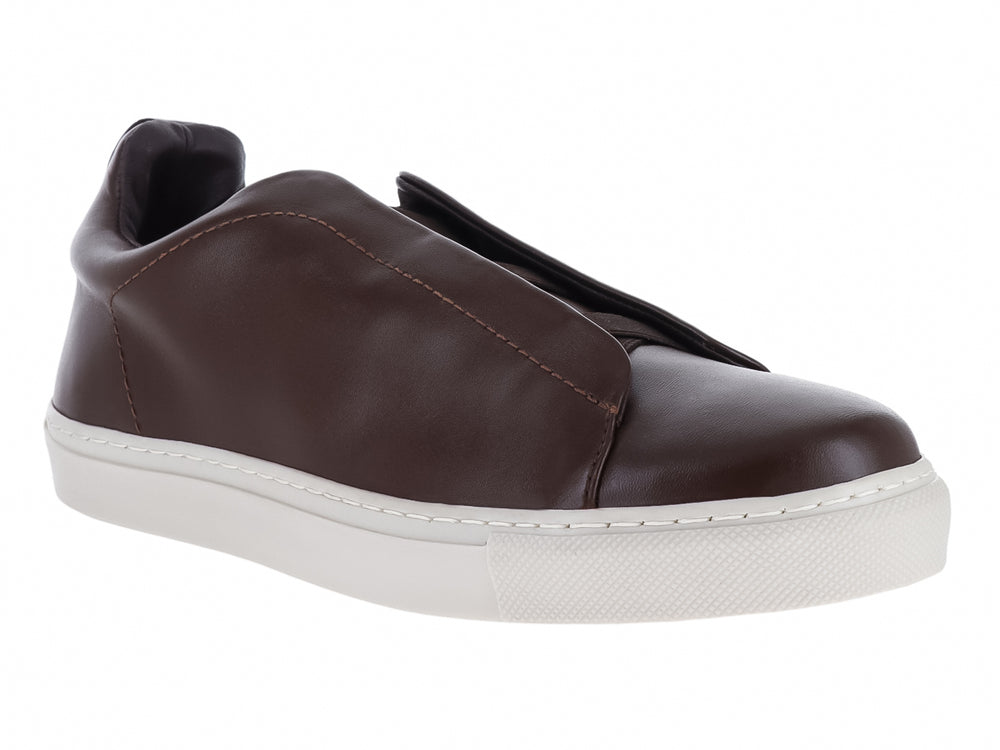 Zapato casual slip-on de cuero color café con suela blanca plana.