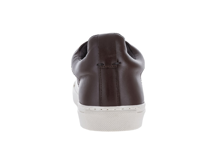 Zapato casual slip-on de cuero color café con suela blanca plana.