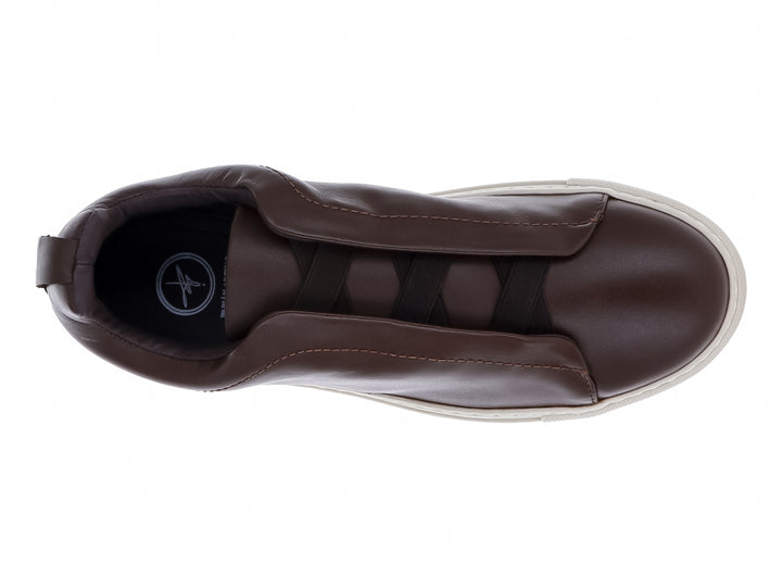 Zapato casual slip-on de cuero color café con suela blanca plana.