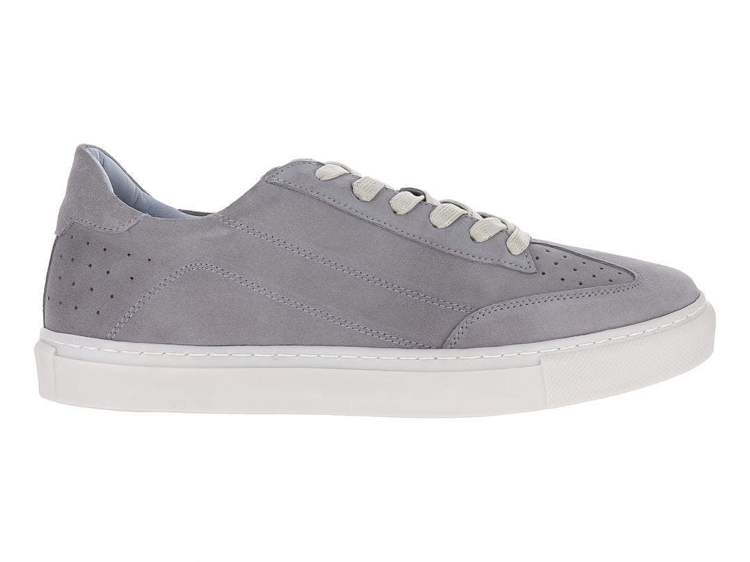 Tenis casuales de gamuza color gris con suela blanca y cordones claros.