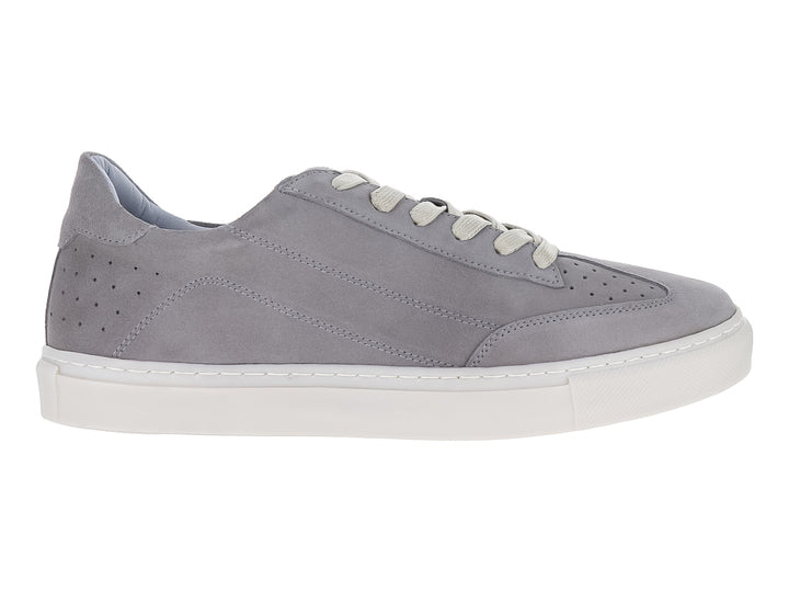 Tenis casuales de gamuza color gris con suela blanca y cordones claros.