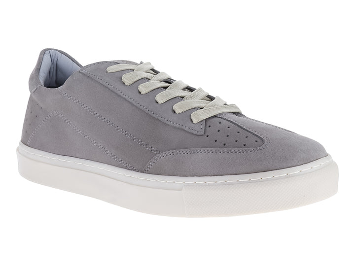 Tenis casuales de gamuza color gris con suela blanca y cordones claros.