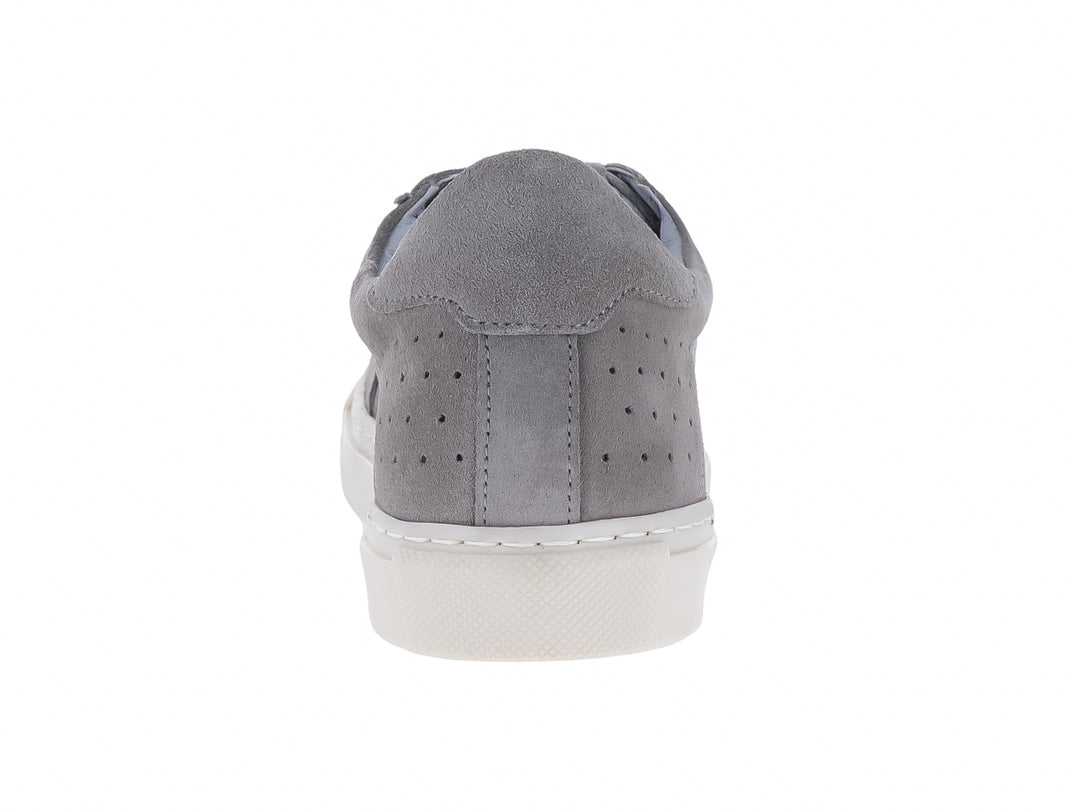 Tenis casuales de gamuza color gris con suela blanca y cordones claros.