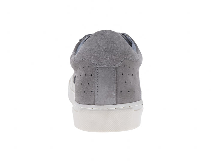 Tenis casuales de gamuza color gris con suela blanca y cordones claros.