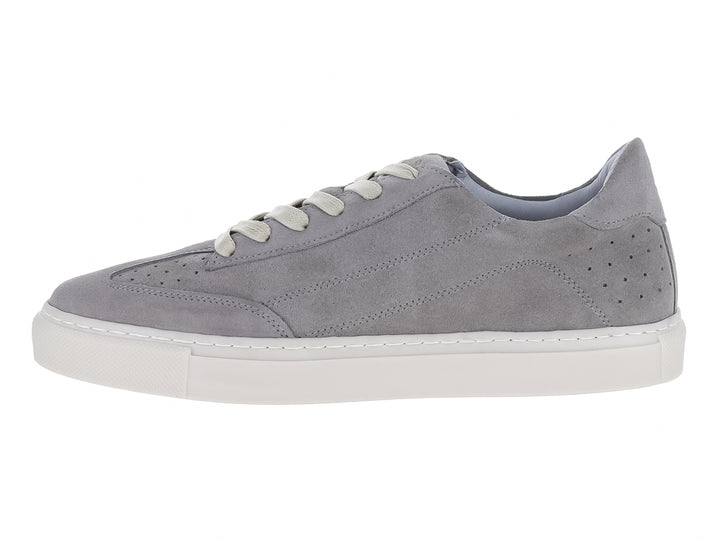 Tenis casuales de gamuza color gris con suela blanca y cordones claros.