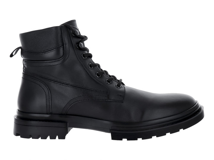 Bota de cuero color negro con agujetas y suela track gruesa.