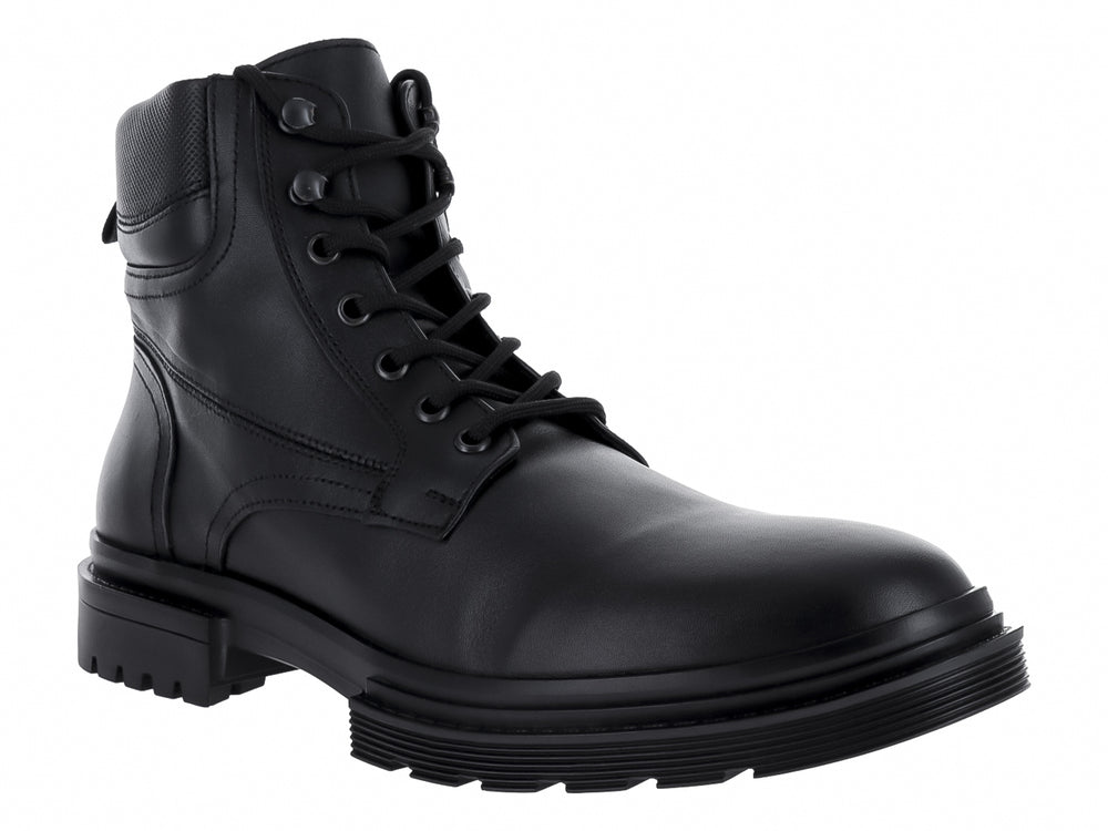 Bota de cuero color negro con agujetas y suela track gruesa.