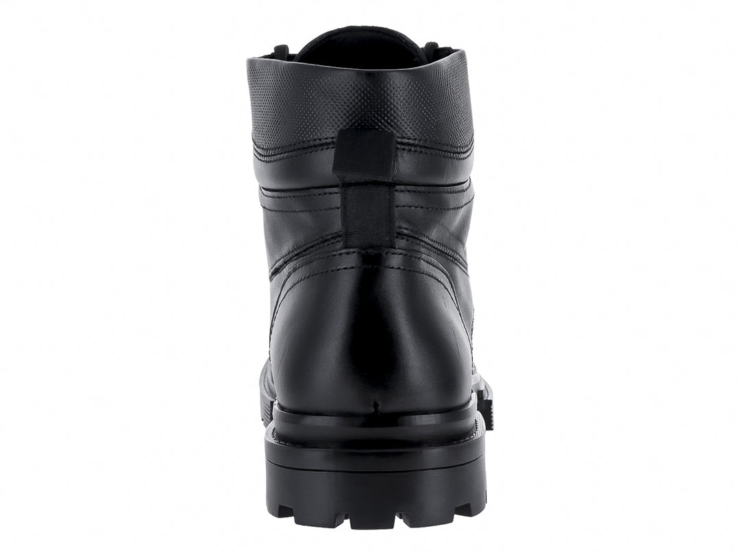 Bota de cuero color negro con agujetas y suela track gruesa.