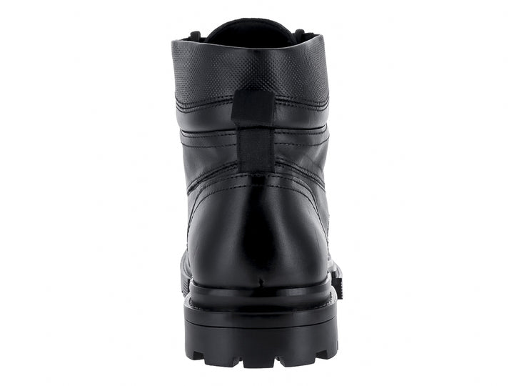Bota de cuero color negro con agujetas y suela track gruesa.