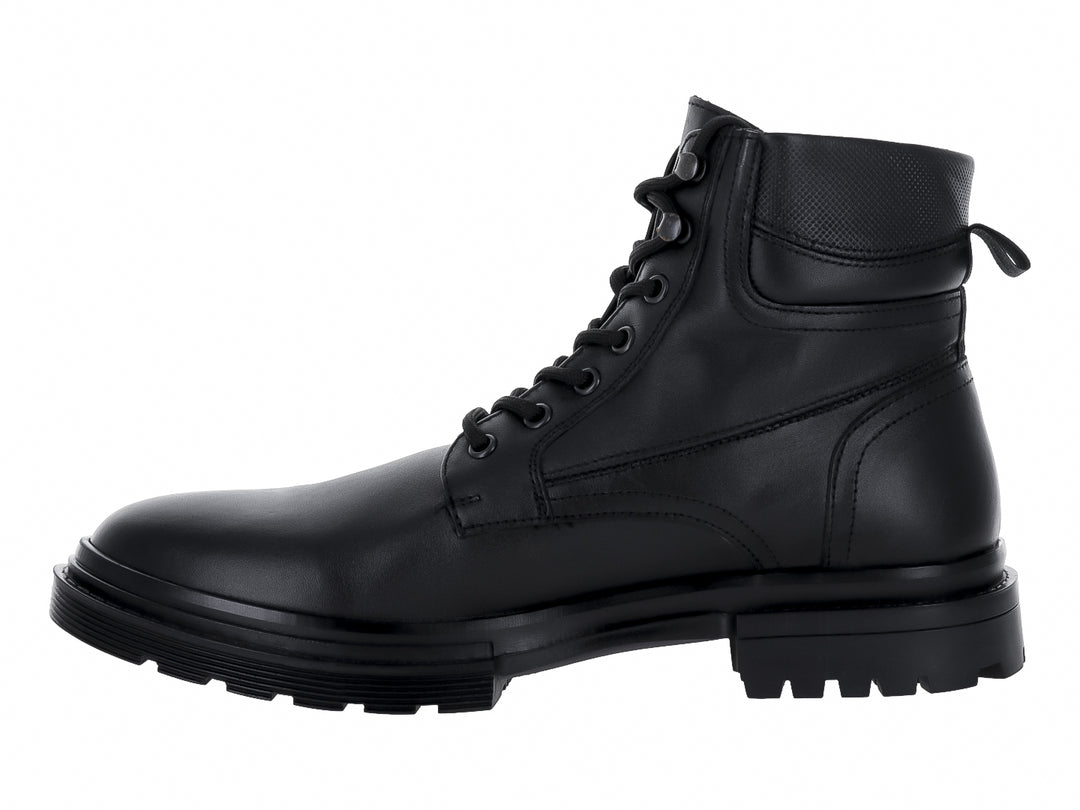 Bota de cuero color negro con agujetas y suela track gruesa.