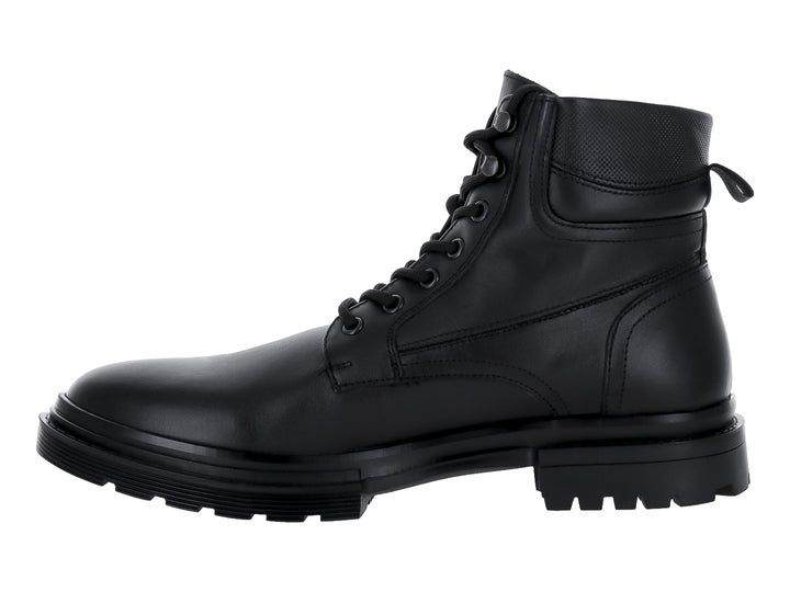 Bota de cuero color negro con agujetas y suela track gruesa.