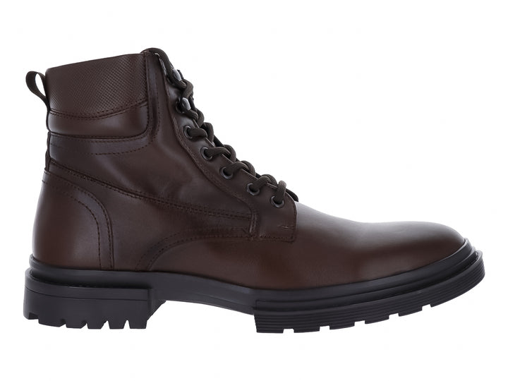 Bota de cuero color café con agujetas y suela gruesa negra para hombre.